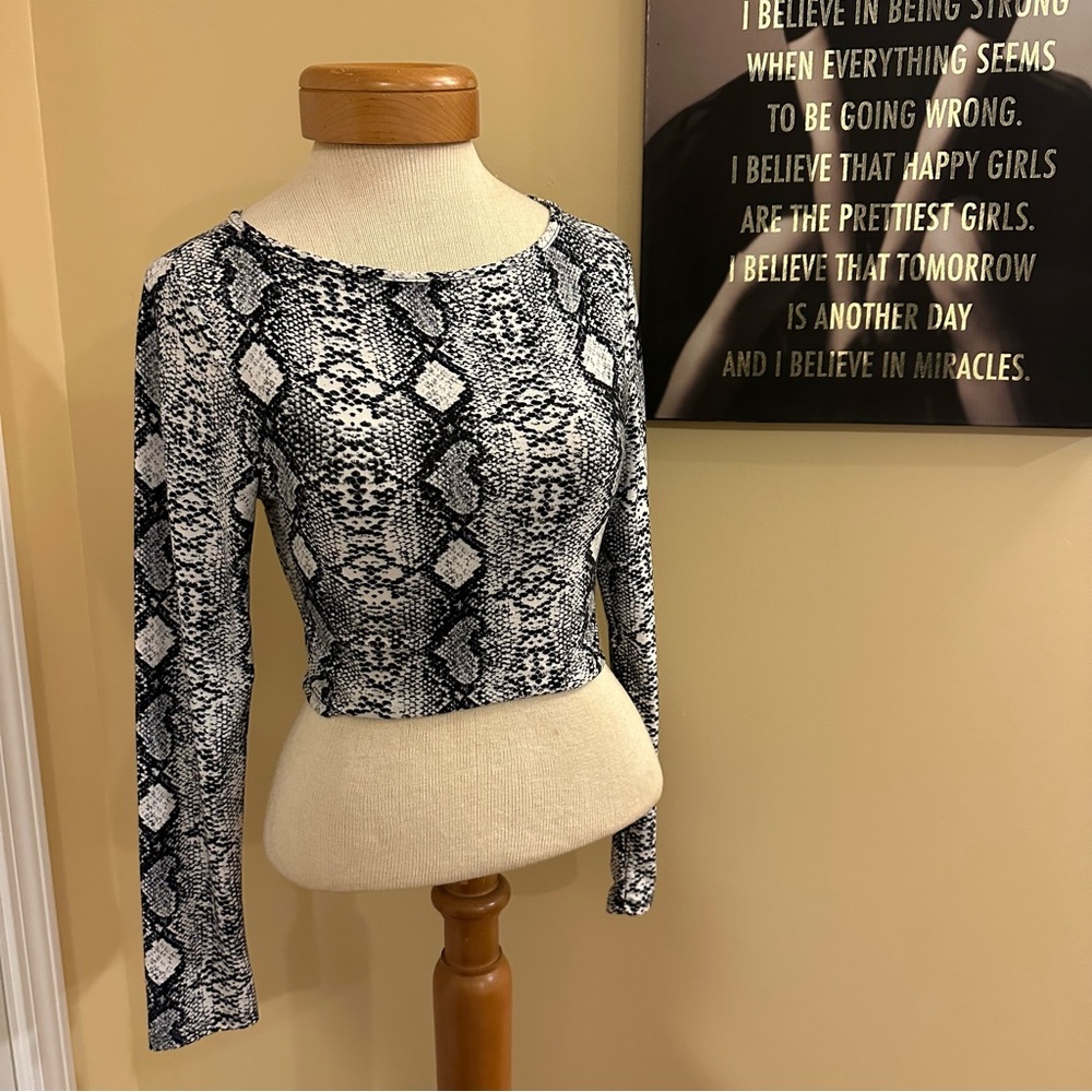 ✨Windsor snake print long sleeve crop top Size M
